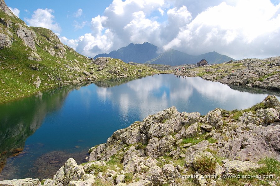 11 Lago e rifugio.JPG